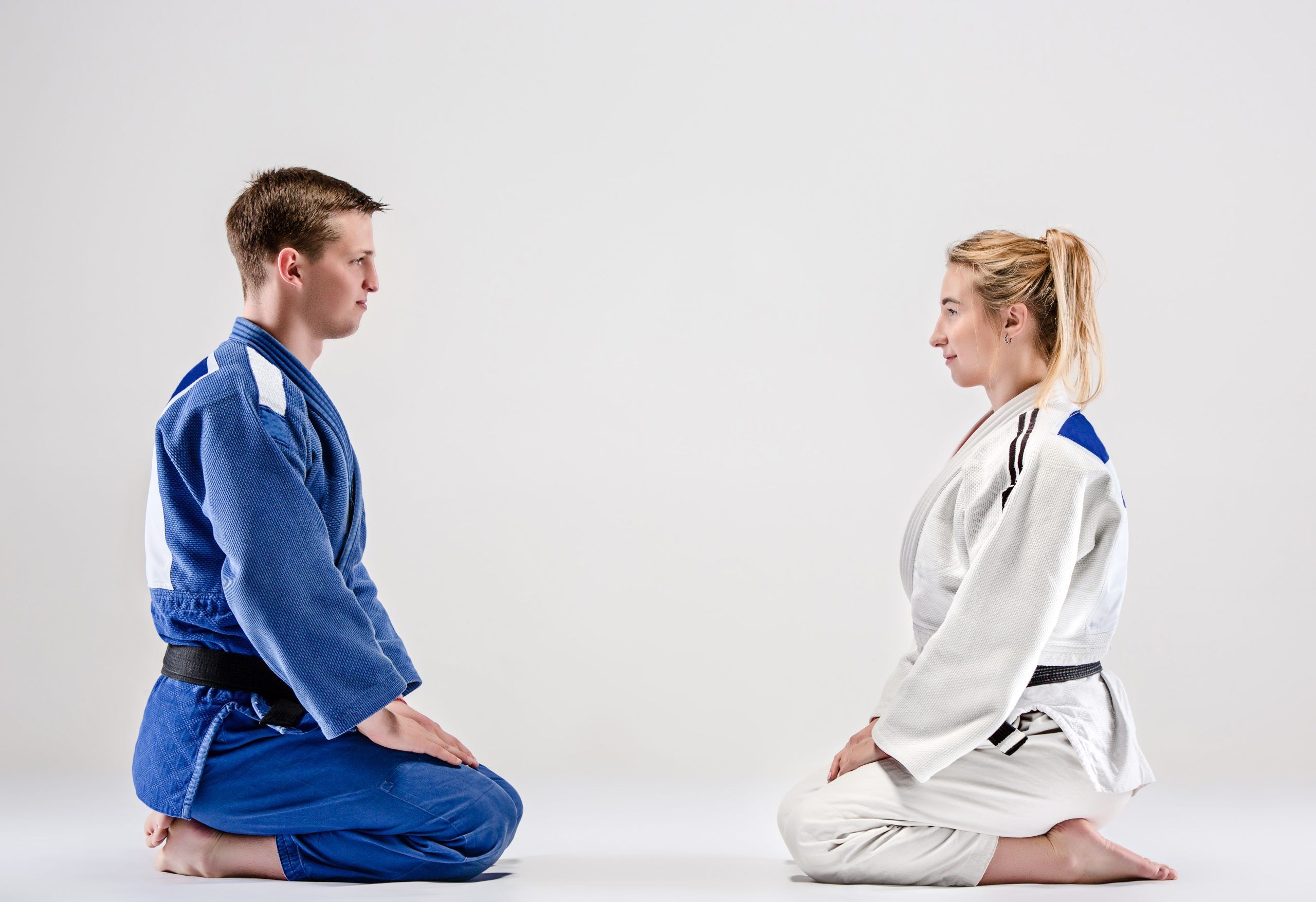 //judo.itsicap.com/wp-content/uploads/2023/10/dos-luchadores-judokas-posando-gris-scaled.jpg
