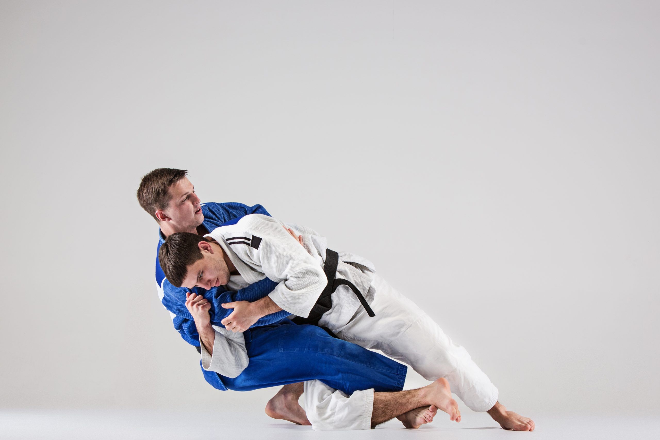 //judo.itsicap.com/wp-content/uploads/2023/10/dos-luchadores-judokas-que-luchan-contra-hombres-4-scaled.jpg