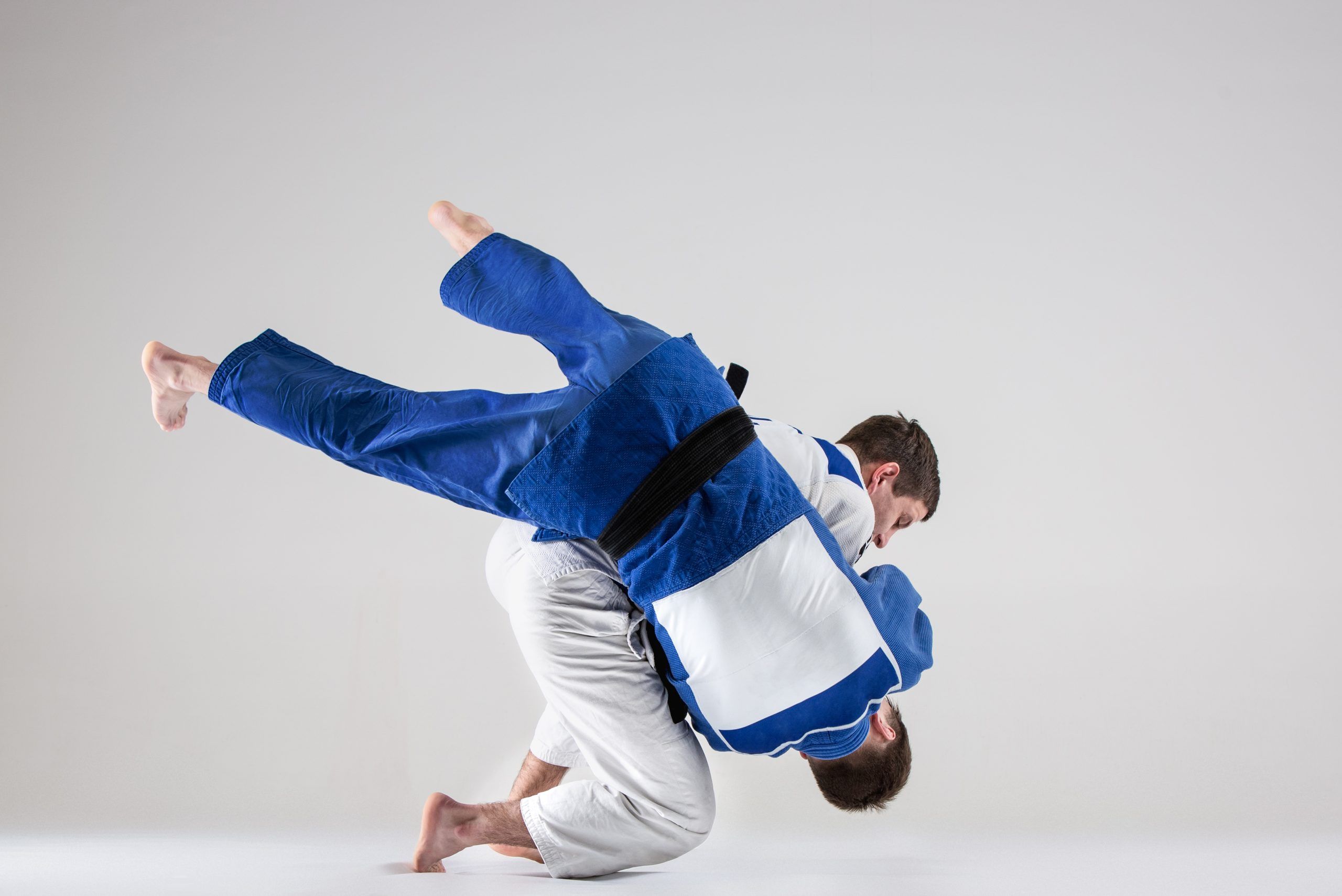 //judo.itsicap.com/wp-content/uploads/2023/10/dos-luchadores-judokas-que-luchan-contra-hombres-scaled.jpg